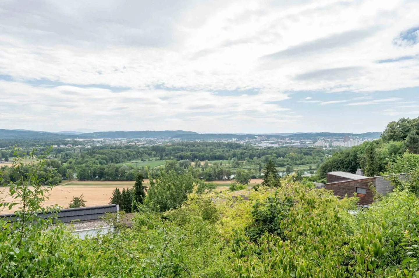 Geräumiges Einfamilienhaus mit Aussicht - Foto 16 von 17