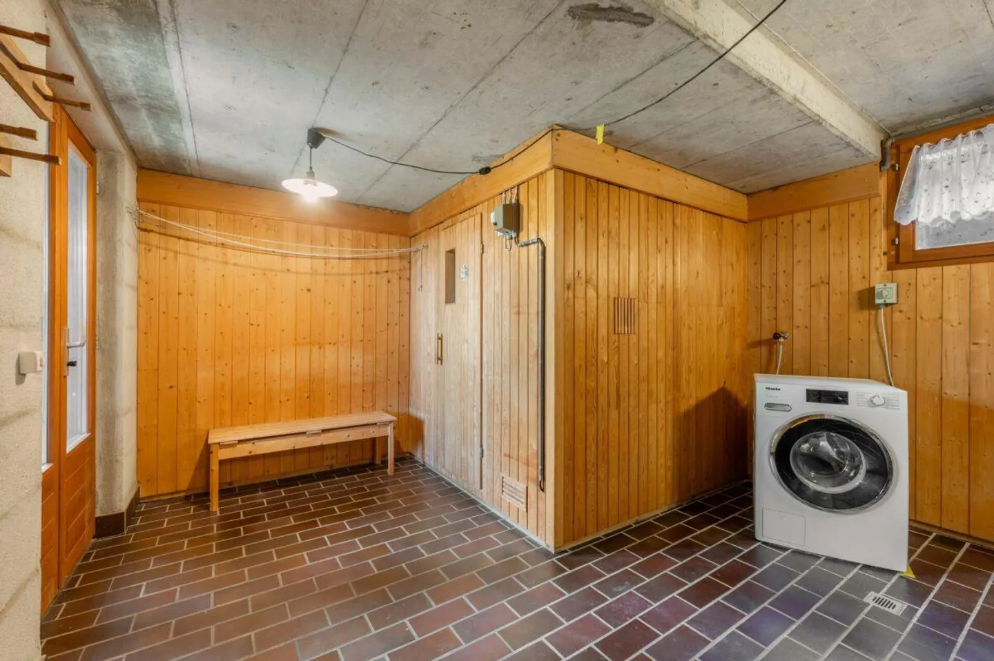 Geräumiges Einfamilienhaus mit Aussicht - Foto 13 von 17
