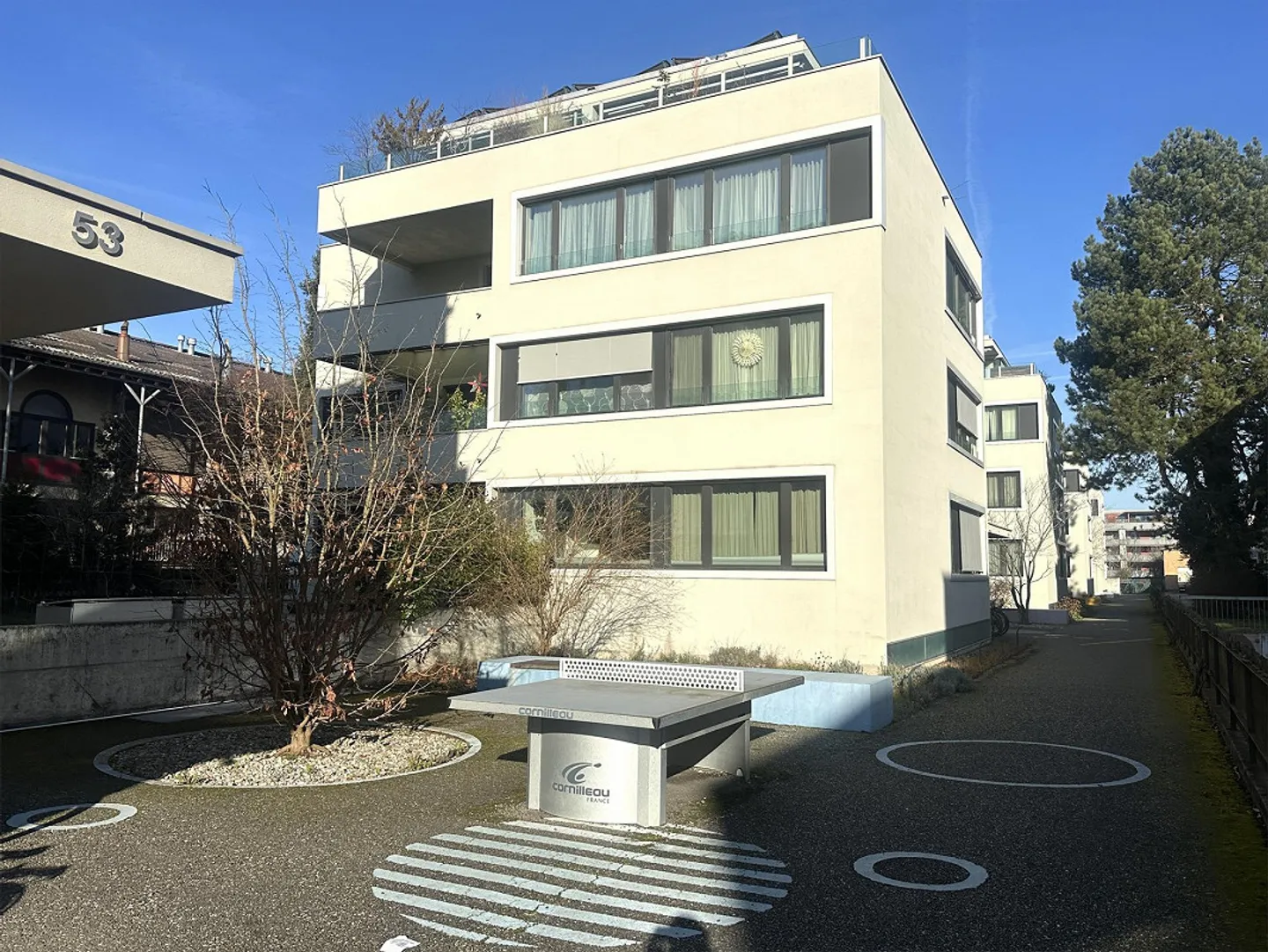 Appartement de jardin moderne de 5,5 pièces dans un emplacement prisé à Allschwil - Photo 1 sur 13