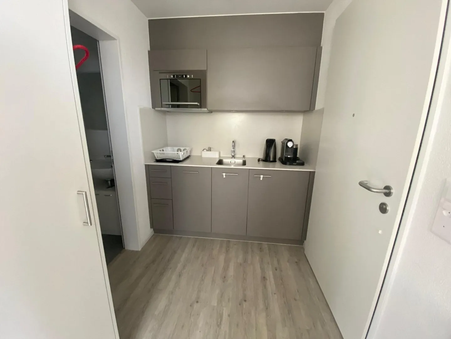 Appartamento singolo completamente arredato in una buona posizione - Foto 2 di 11