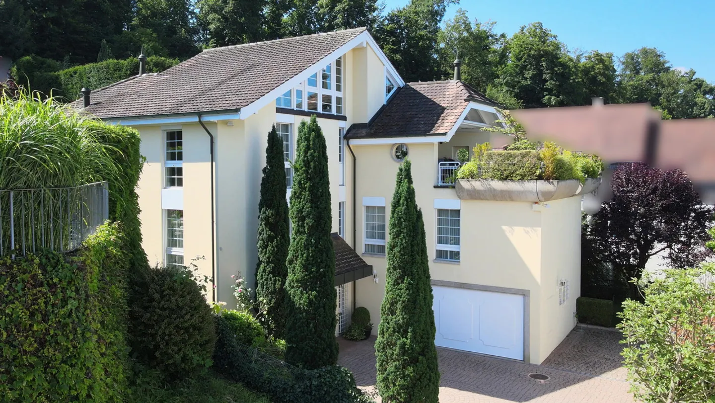 Impressive 6.5-Room Villa with Pool, Panoramic View and Large Garage - Photo 1 of 28
