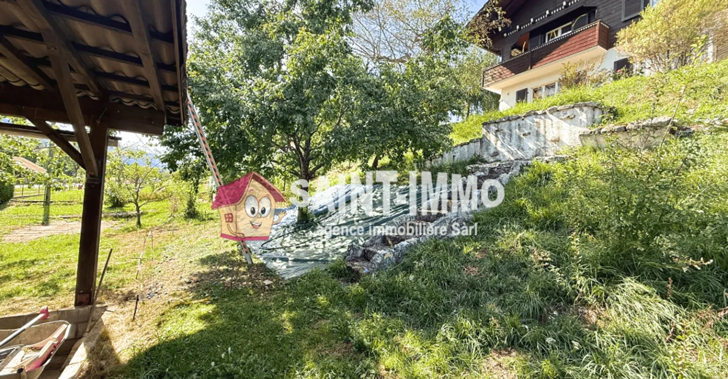 Chalet mit zwei Wohnungen (3 & 6,5 Zimmer) mit einem 840 m2 großen Garten, Terrasse und Garagen - Foto 4 von 23