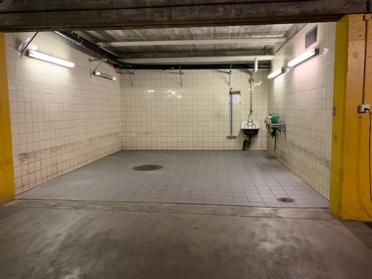 Überdachter Motorradparkplatz - Foto 4 von 4