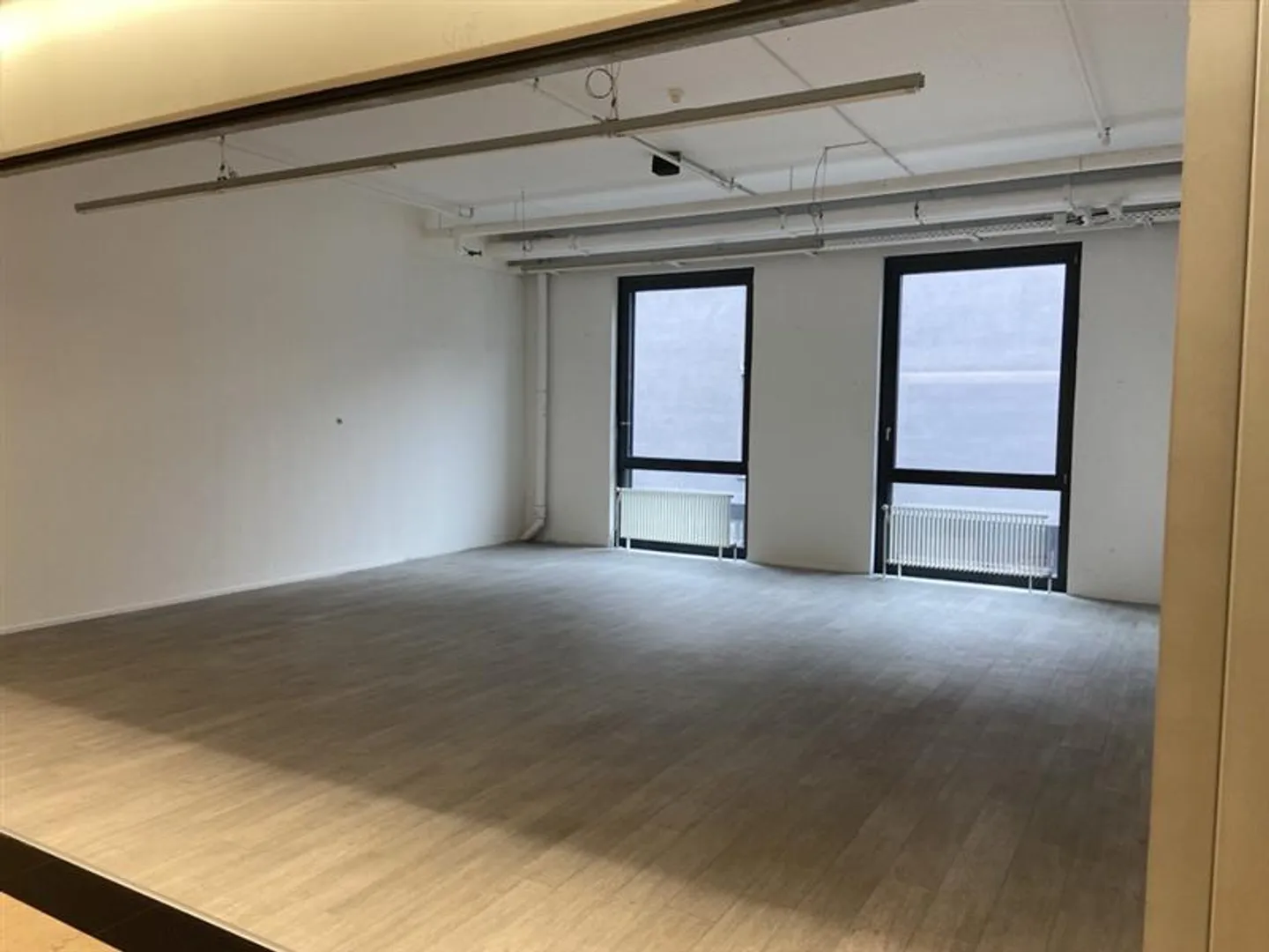 Cormanon Centre, area luminosa di 58 m2 al piano terra - Foto 3 di 4