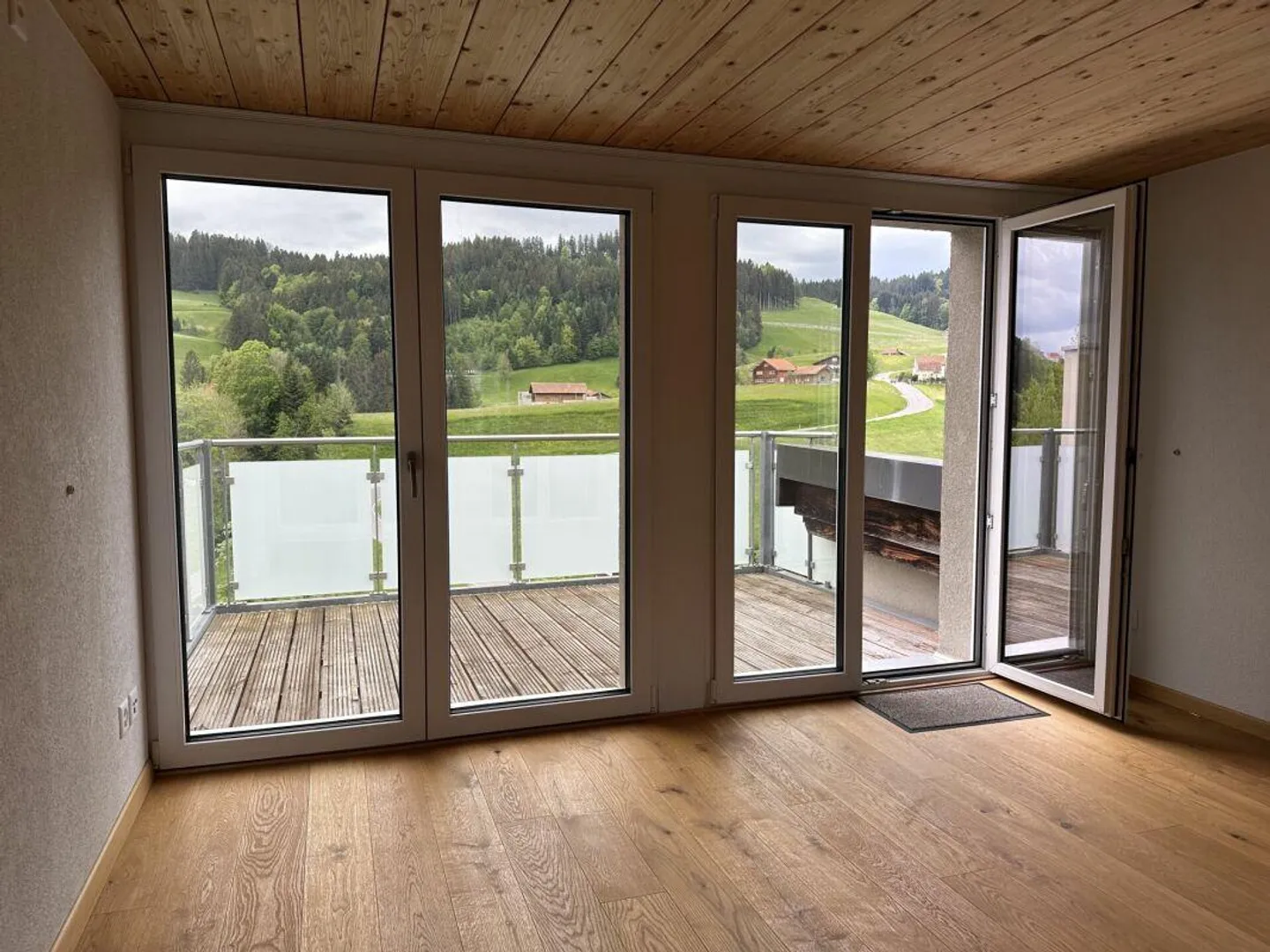 Bright 2.5 room apartment with balcony - Photo 2 of 5