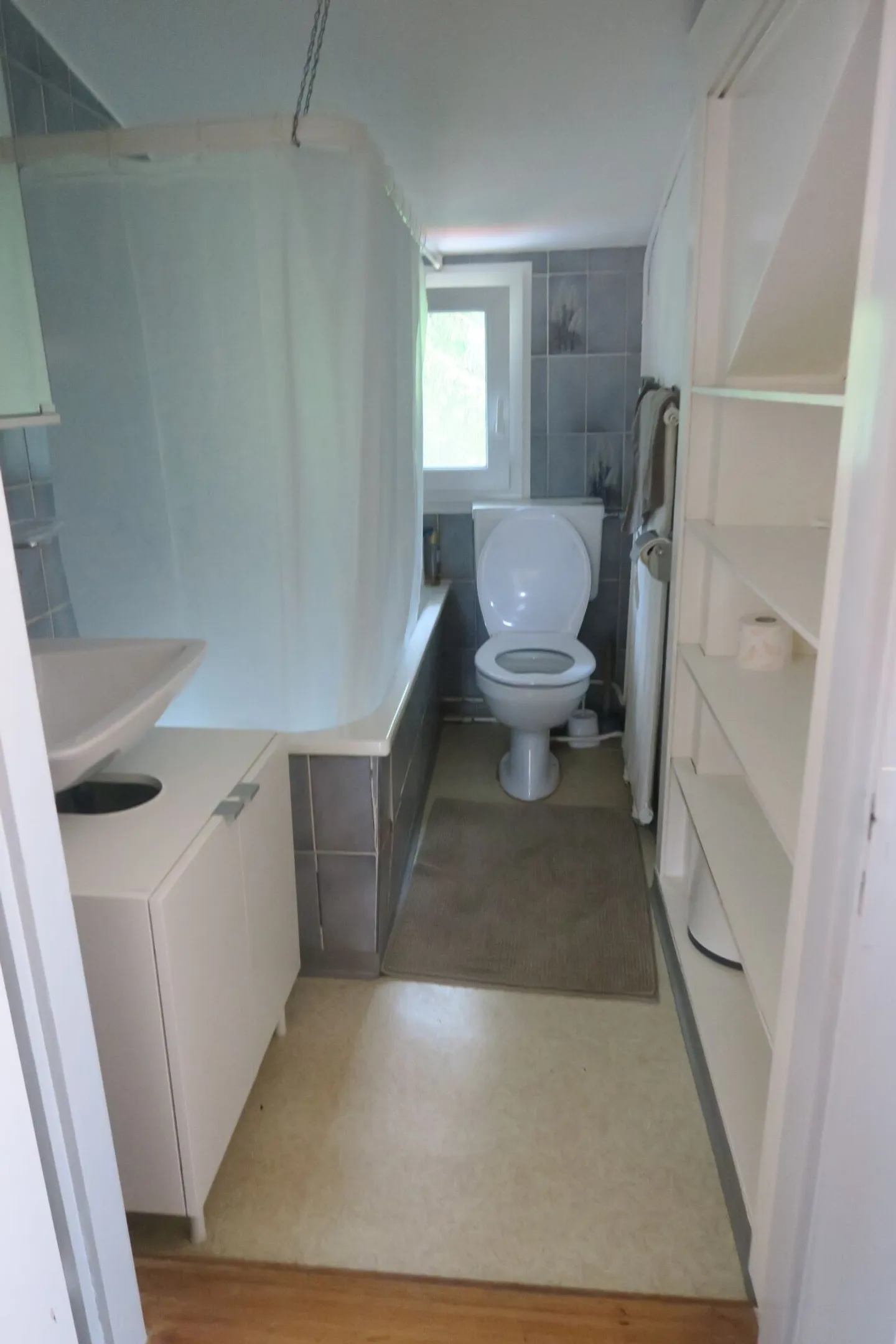 Camera condivisa arredata in mansarda con giardino in comune 3° piano camera 2 - Foto 5 di 6