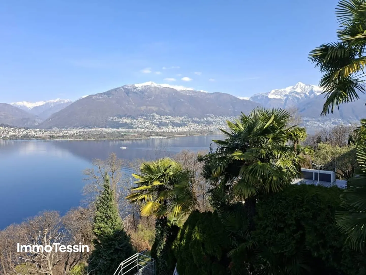 Haus mit atemberaubender 180 Panorama-Seesicht auf den Lago Maggiore, Terrasse, Garten und direkter Zufahrt - Foto 2 di 13