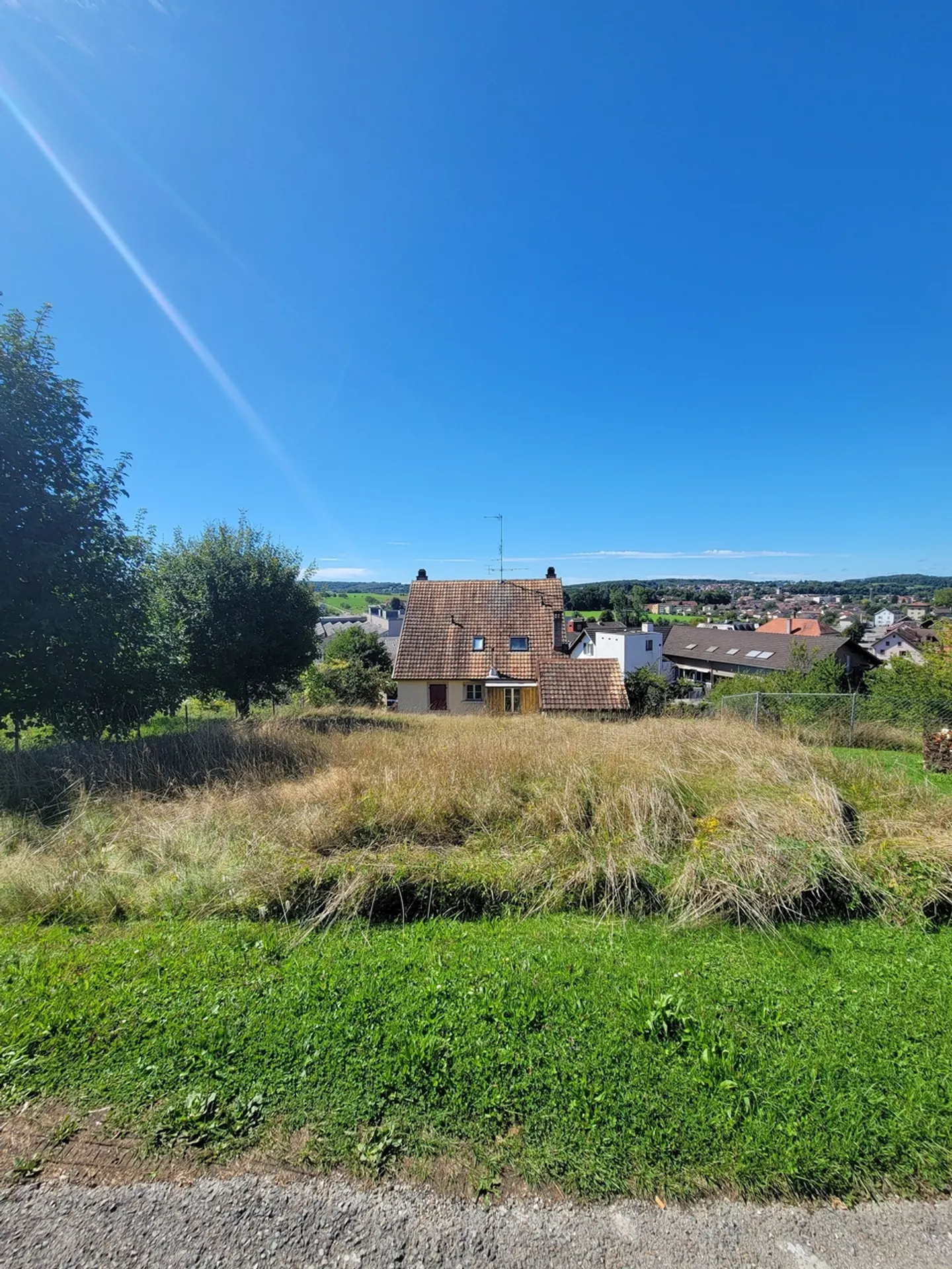 Chance: Kleines Renteneinkommensgebäude + Bauparzelle mit verfügbaren Villenplänen - Foto 1 von 8