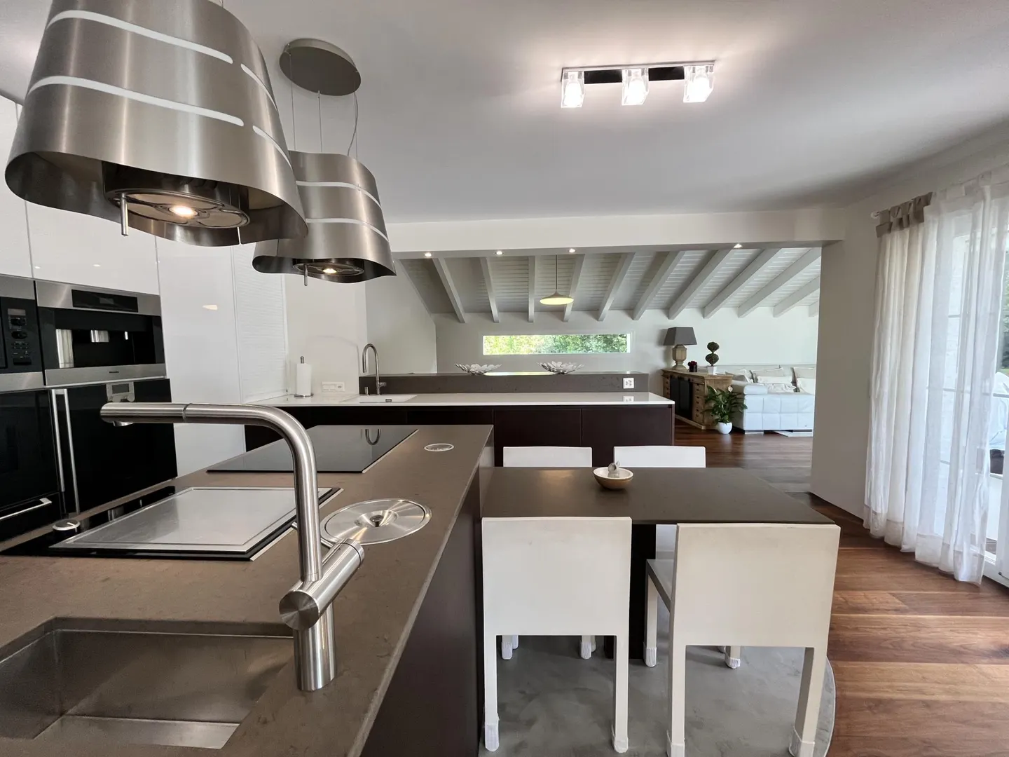 Zeitgenössische Villa in Mies - Foto 9 von 26