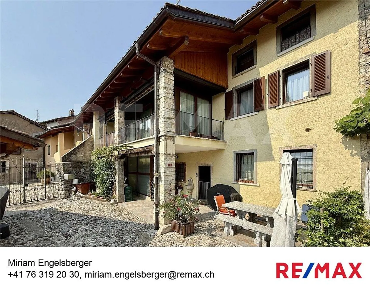 Meride, casa completamente rinnovata con posto auto - Foto 1 di 13