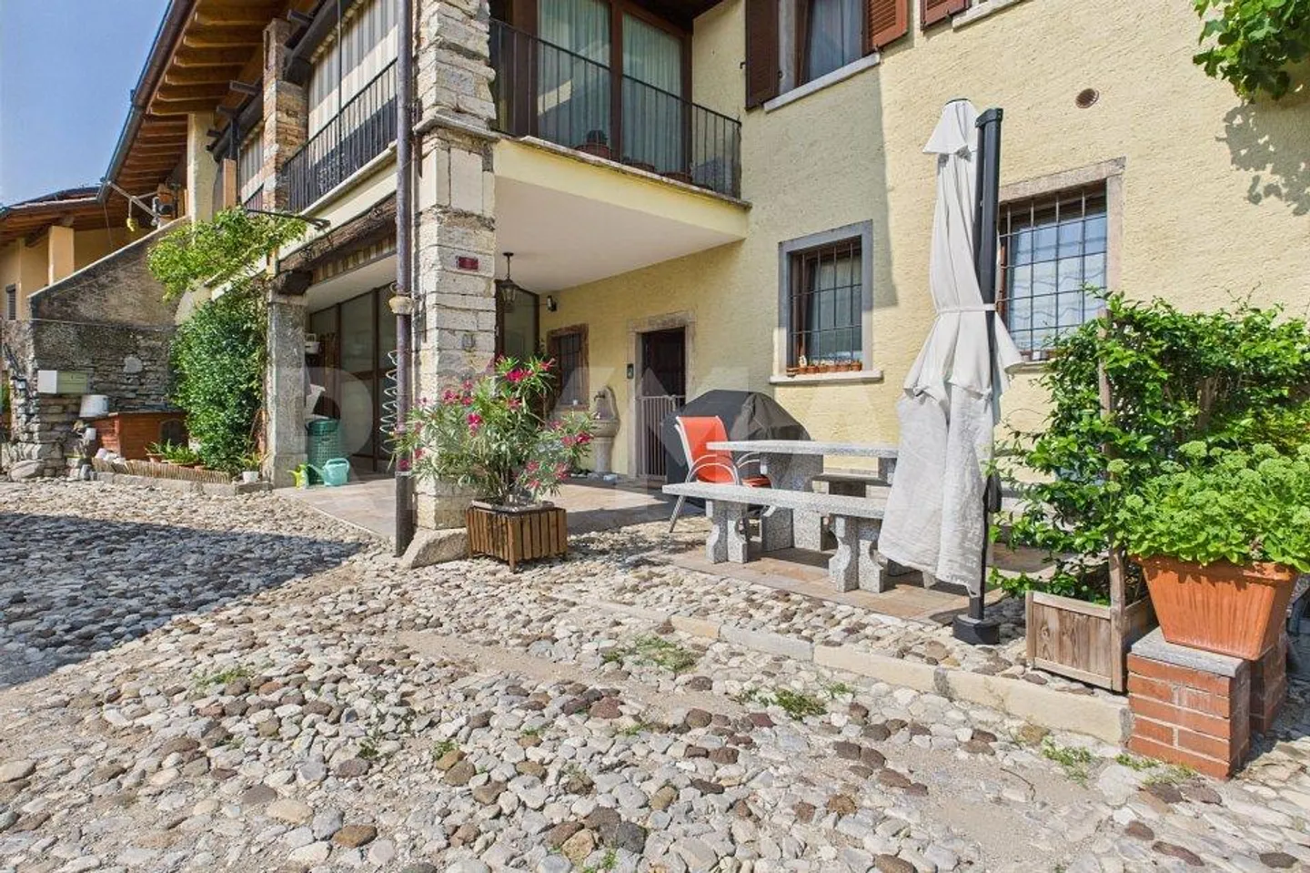 Meride, casa completamente rinnovata con posto auto - Foto 13 di 13