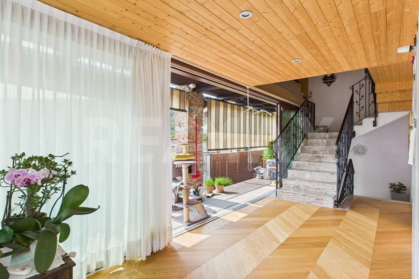 Meride, casa completamente rinnovata con posto auto - Foto 5 di 13