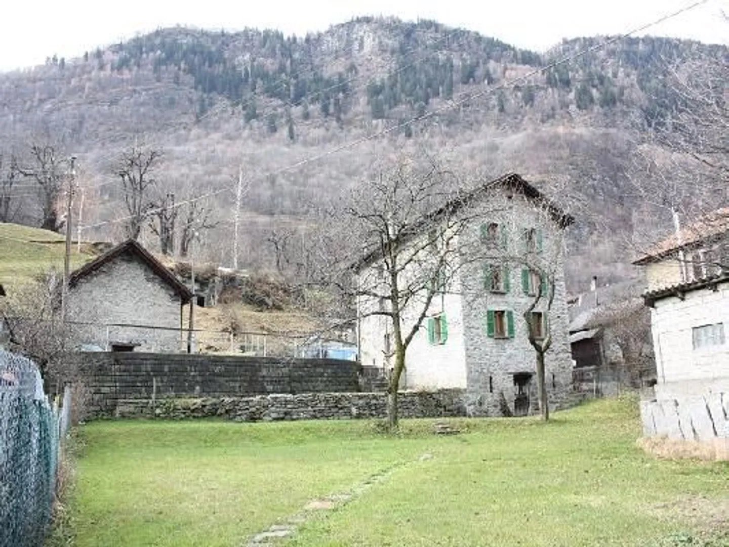 Casa di villaggio 8 1/2 stanze con grande giardino - Foto 4 di 5