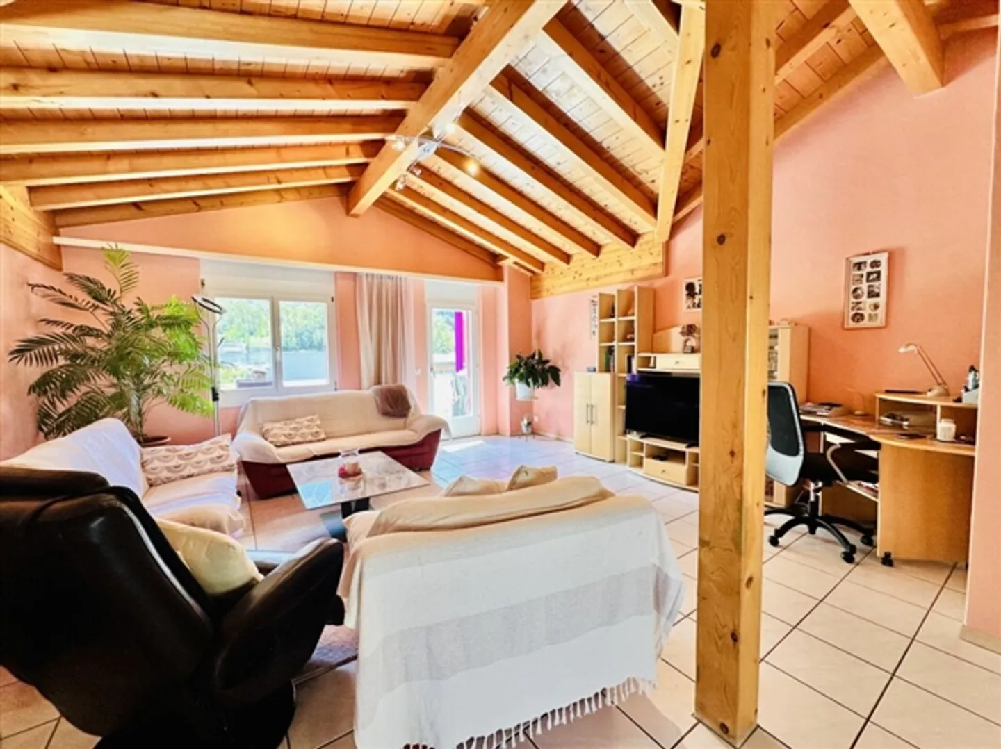 «GROSSZÜGIG, RUHIG, MIT CHARME UND WEITSICHT» - Foto 1 von 7