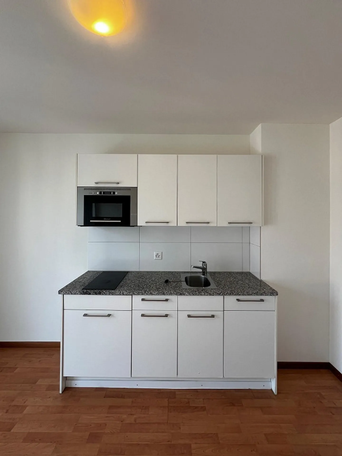 Bright apartment in a central location - Photo 3 of 8