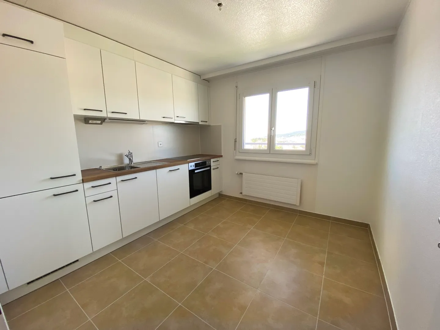 Fully renovated 4.5-room apartment with stunning views! - Photo 1 of 8