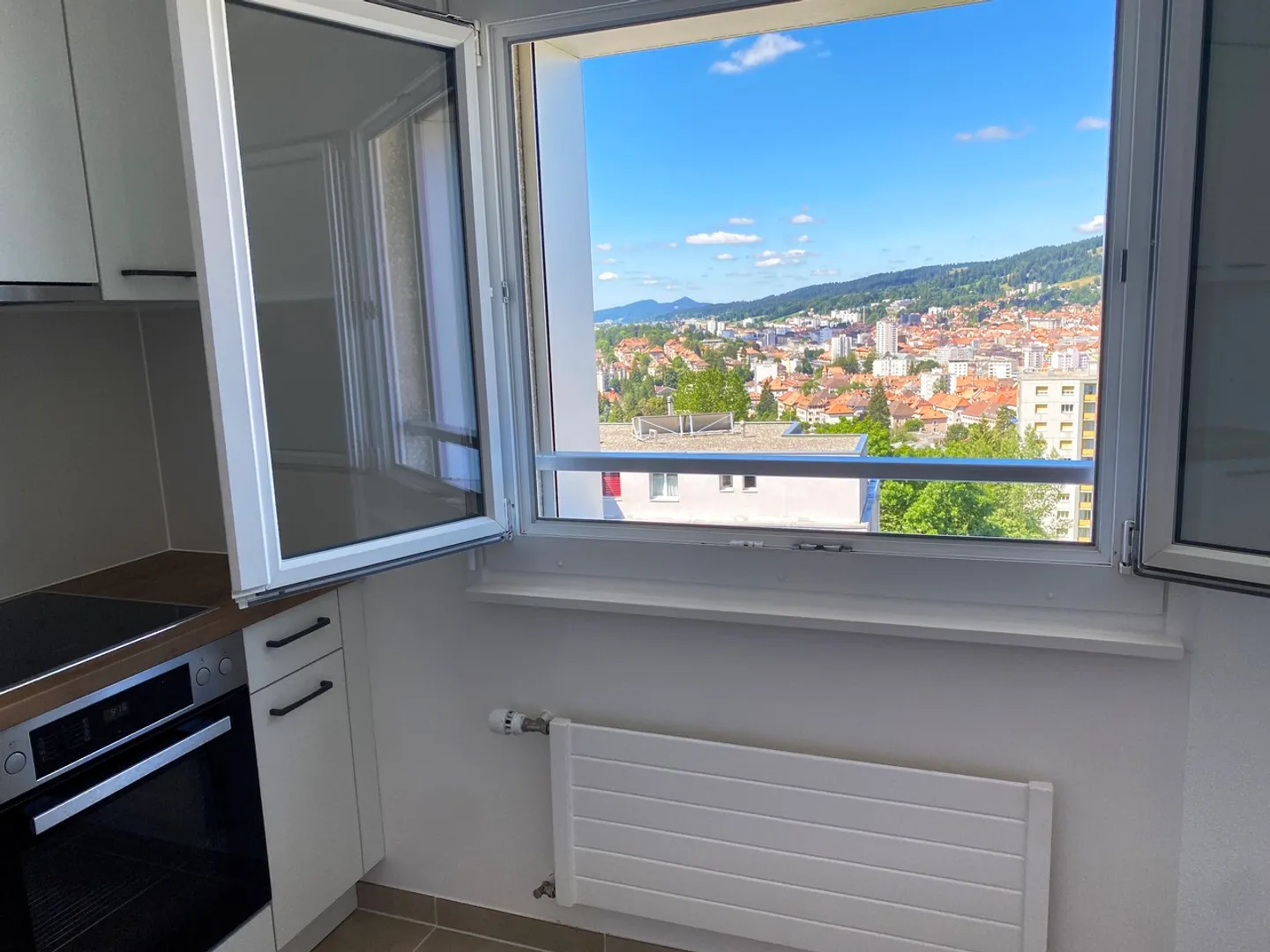 Fully renovated 4.5-room apartment with stunning views! - Photo 2 of 8