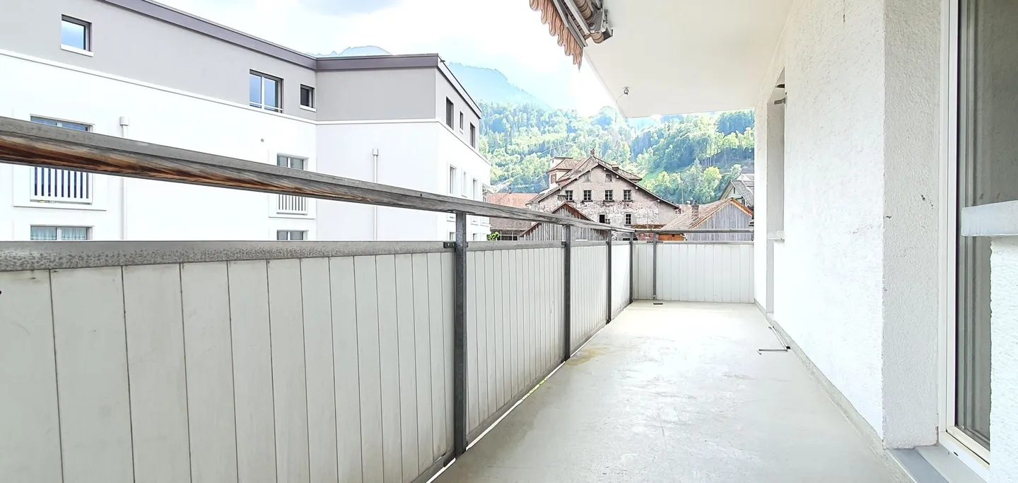 Appartement 2.0 pièces confortable et abordable dans un emplacement central avec un grand balcon - Photo 7 sur 7