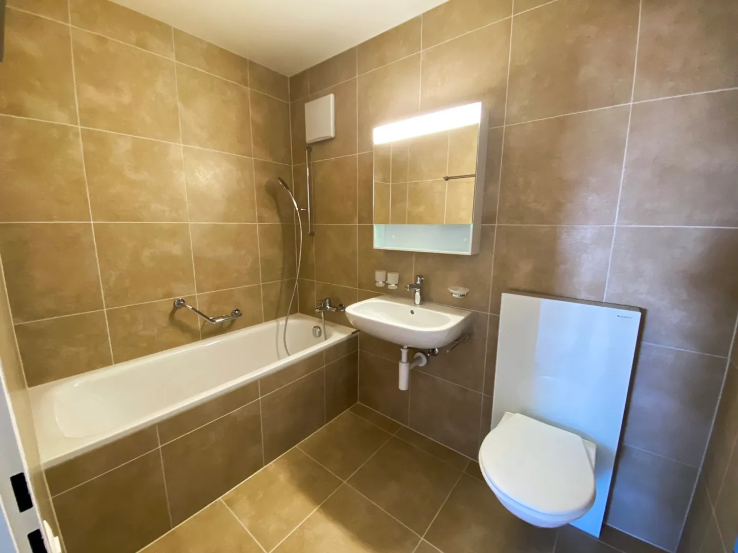 Fully renovated 4.5-room apartment with stunning views! - Photo 5 of 8