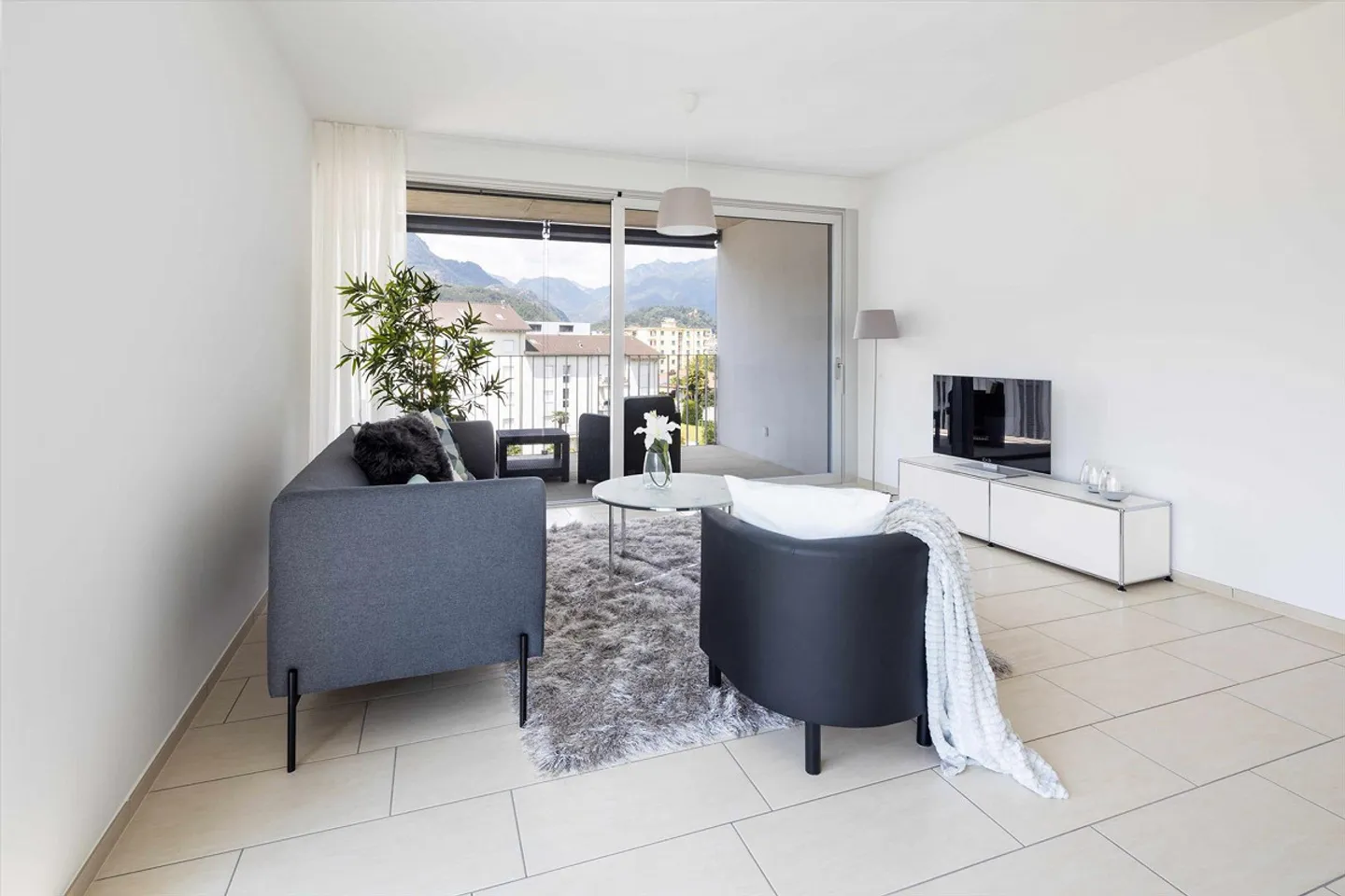 Appartamento moderno con balcone - Foto 3 di 9