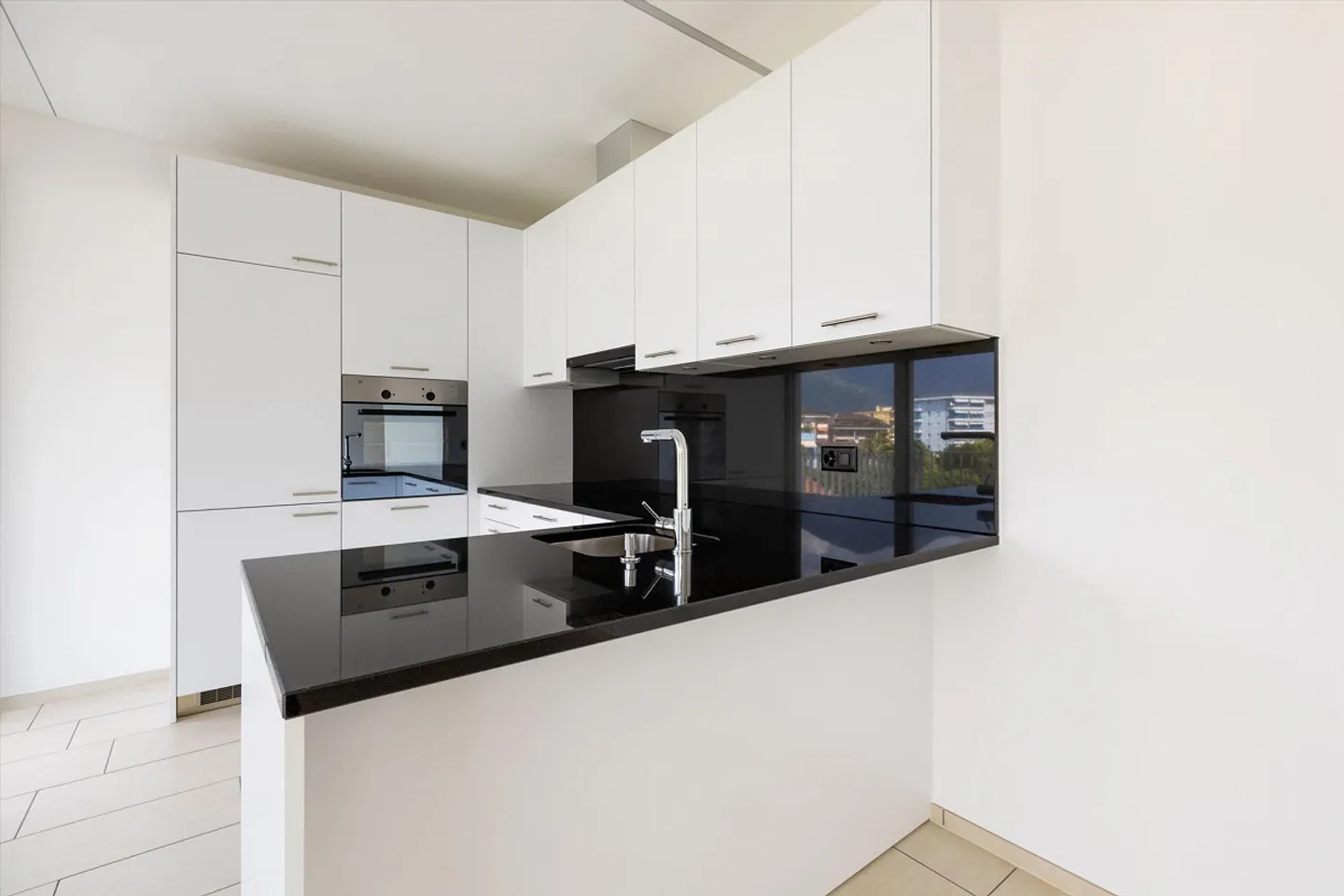 Appartamento moderno con balcone - Foto 4 di 9