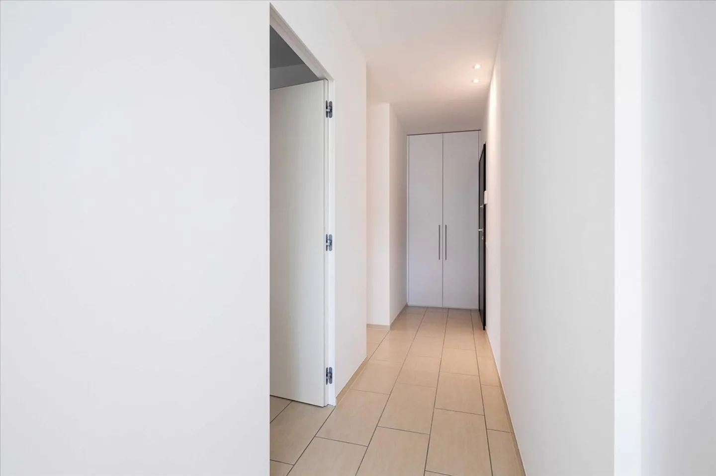 Appartamento moderno con balcone - Foto 8 di 9