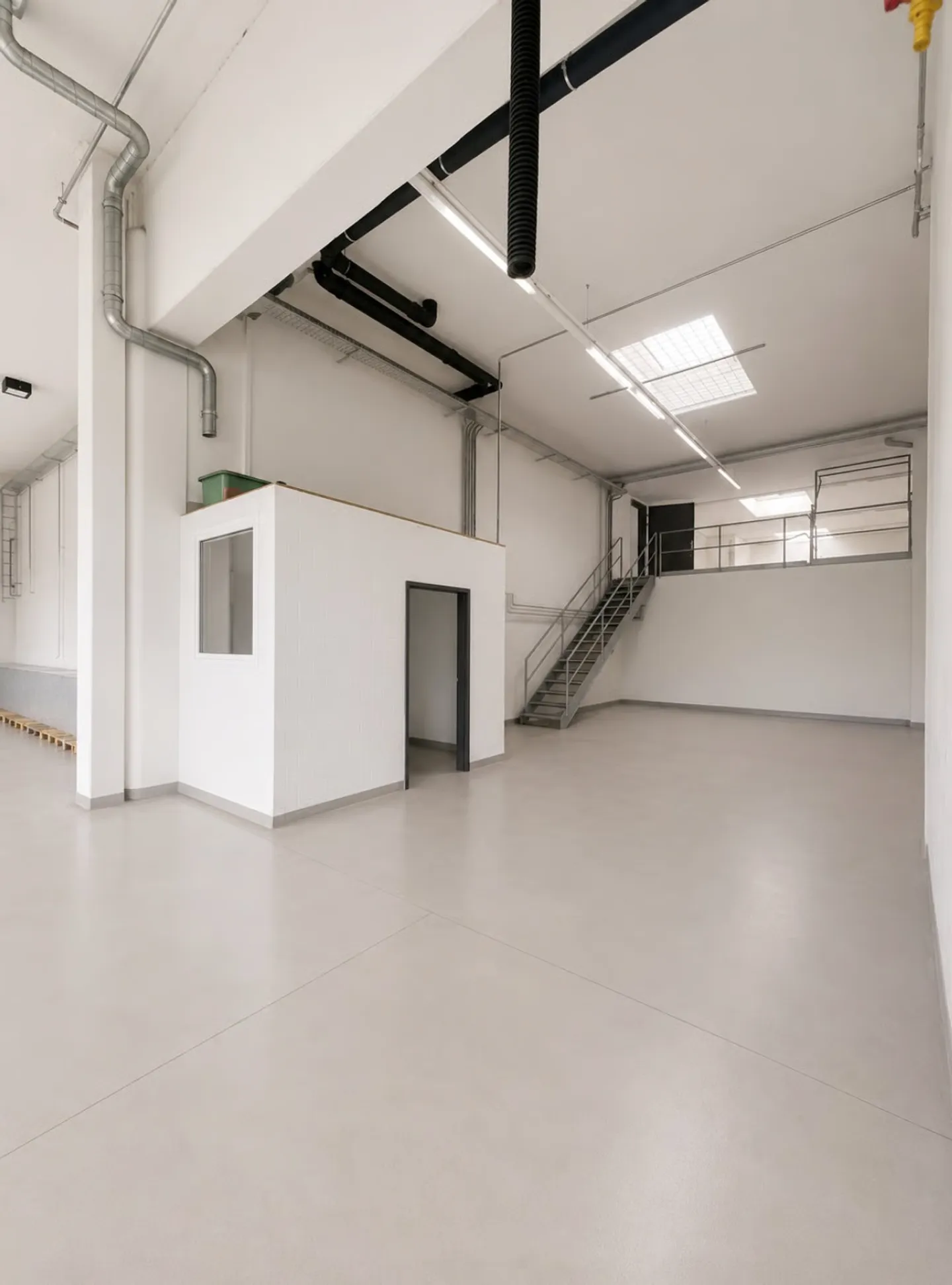 Espace d'entrepôt/production avec plateforme de stockage et grande porte dans un emplacement central - Photo 2 sur 10