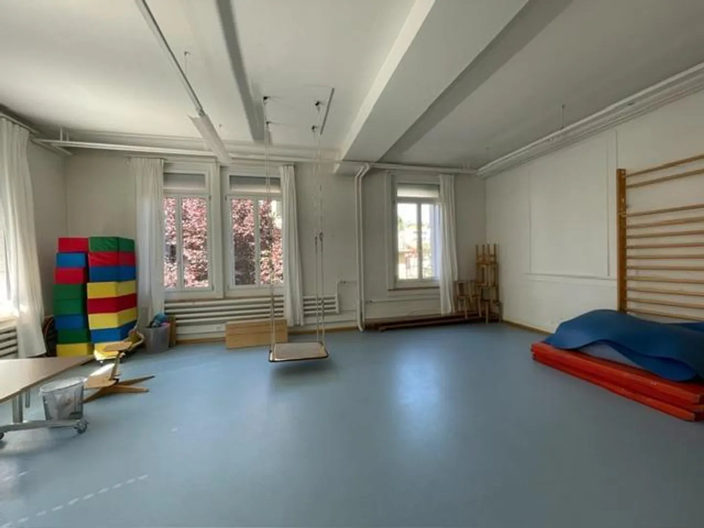 In the center of Wädenswil: attractive and spacious premises available for sublease. - Photo 1 of 4