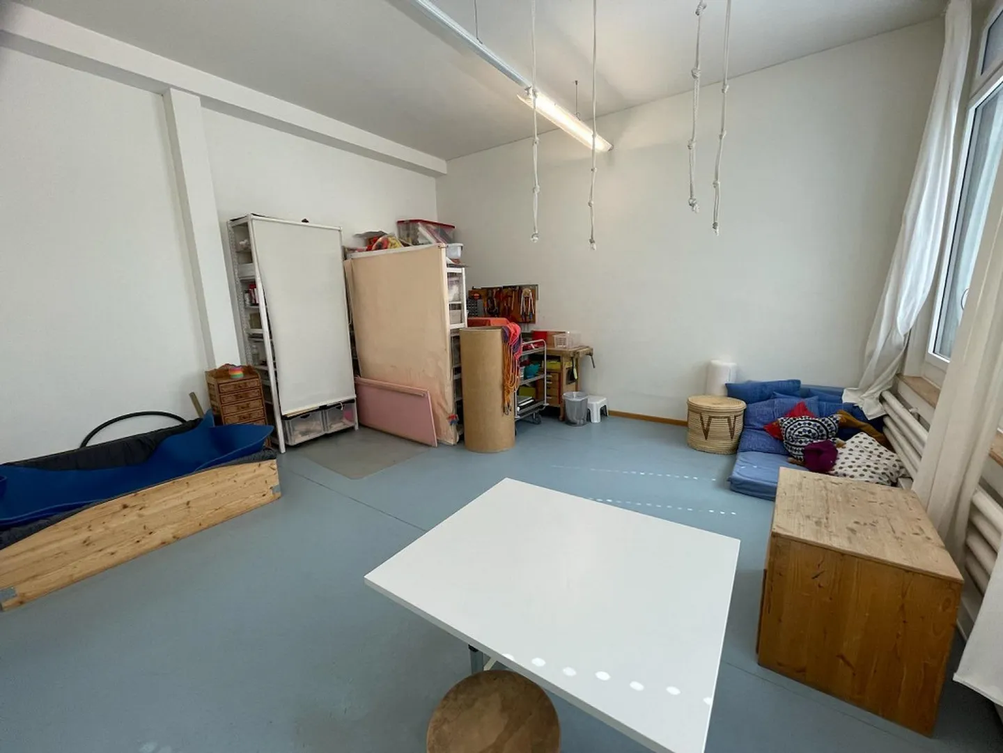 In the center of Wädenswil: attractive and spacious premises available for sublease. - Photo 3 of 4