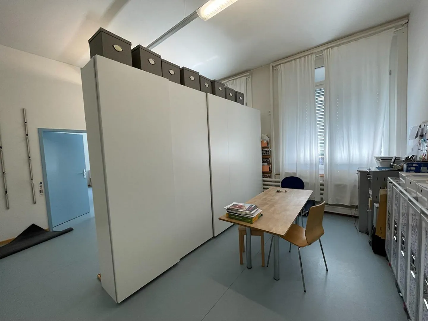 In the center of Wädenswil: attractive and spacious premises available for sublease. - Photo 2 of 4