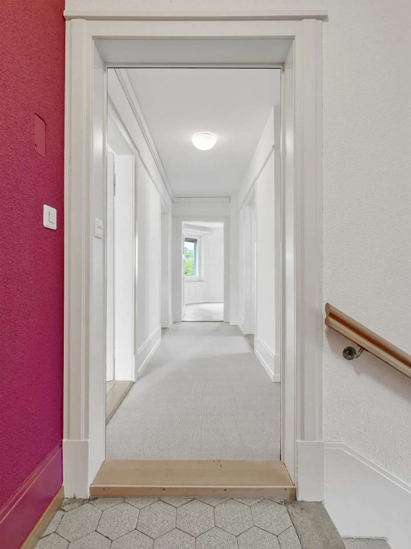 Appartement de 3,5 pièces entièrement rénové dans un charmant immeuble ancien - Photo 3 sur 16