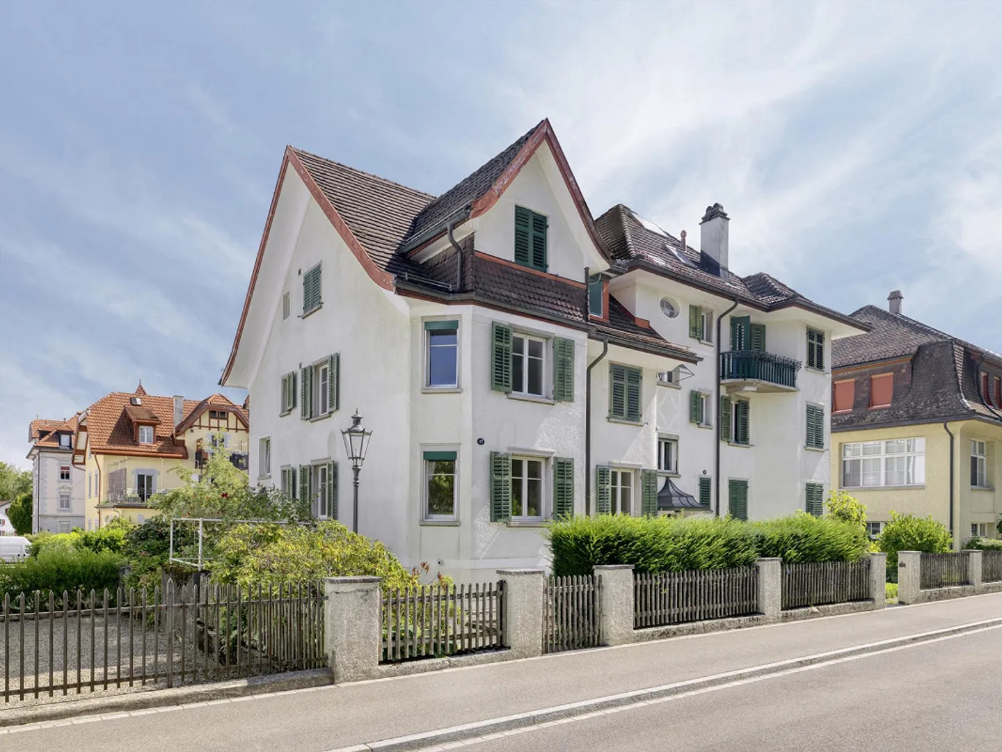 Appartement de 3,5 pièces entièrement rénové dans un charmant immeuble ancien - Photo 1 sur 16