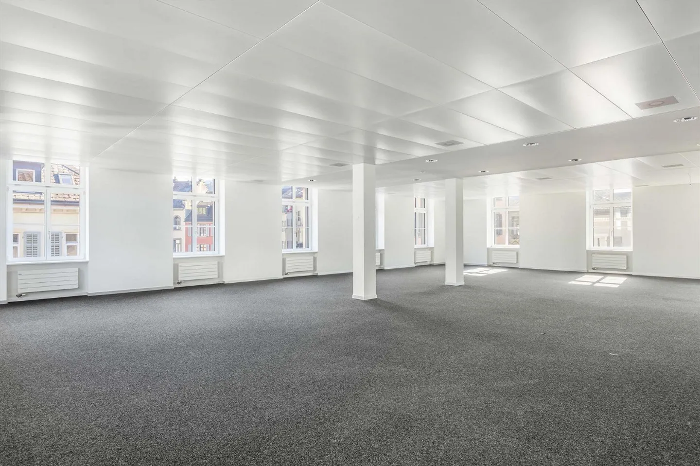 Espaces bancaires et de bureaux représentatifs - Photo 2 sur 15