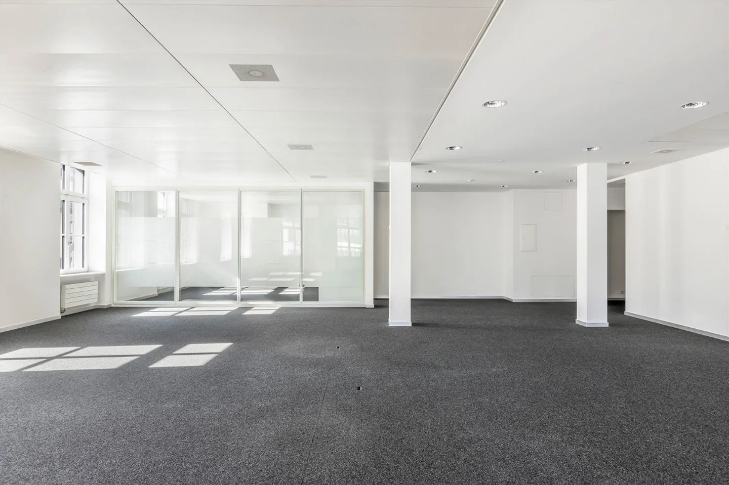 Espaces bancaires et de bureaux représentatifs - Photo 3 sur 15