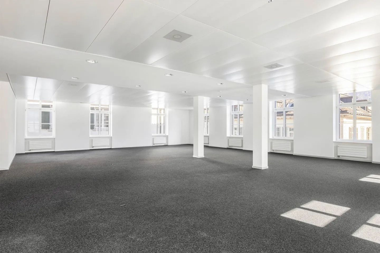 Espaces bancaires et de bureaux représentatifs - Photo 1 sur 15
