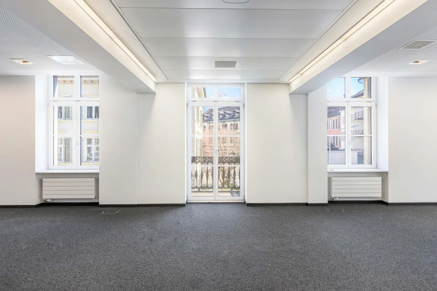 Espaces bancaires et de bureaux représentatifs - Photo 6 sur 15