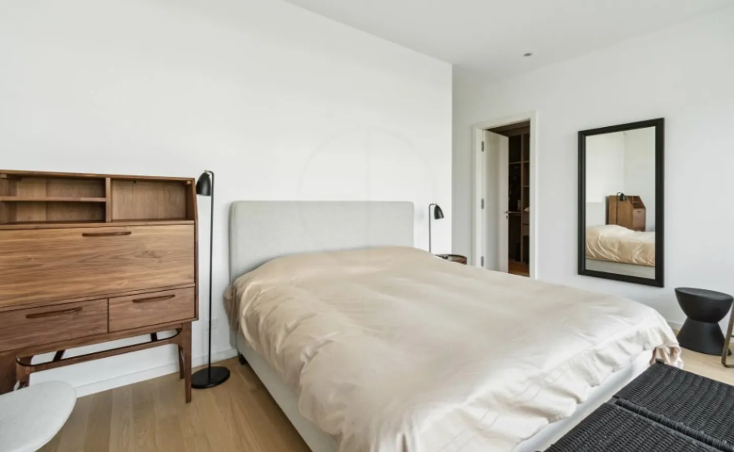 APARTMENT WITH TERRACE AND GARDEN IN COLOGNY - Photo 5 of 11