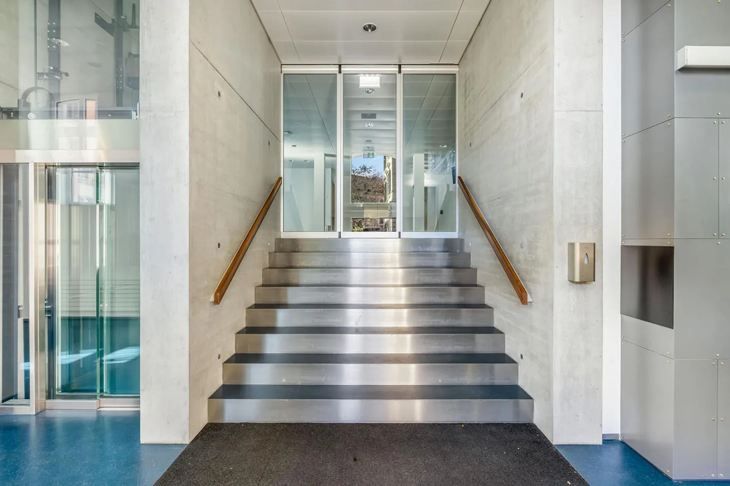 Espaces bancaires et de bureaux représentatifs - Photo 8 sur 15