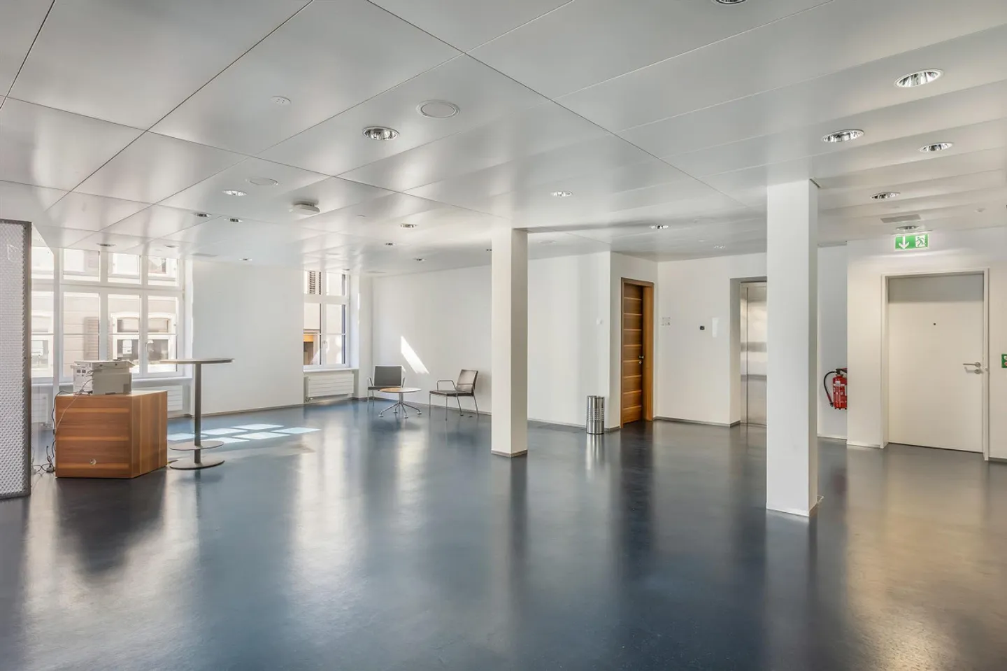Espaces bancaires et de bureaux représentatifs - Photo 9 sur 15