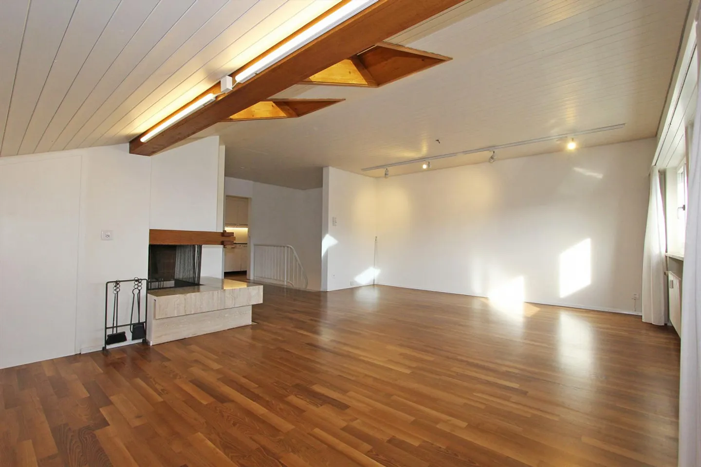 Luce, Spazio e Sensazione di Vita su Due Livelli - Foto 1 di 14