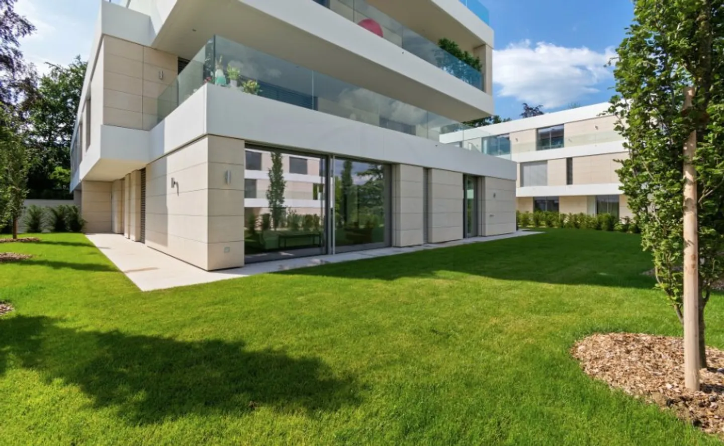 APARTMENT WITH TERRACE AND GARDEN IN COLOGNY - Photo 4 of 11