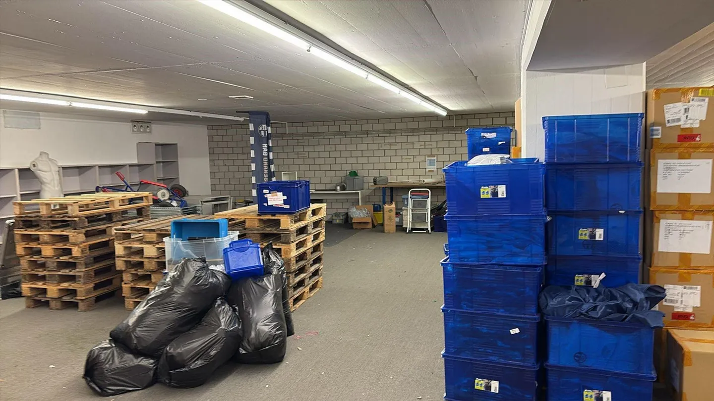 Large storage room in the basement of a commercial building near Stauffacher - Photo 4 of 5