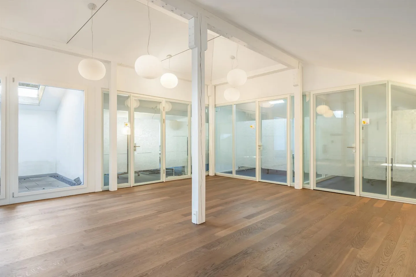 Espaces bancaires et de bureaux représentatifs - Photo 13 sur 15