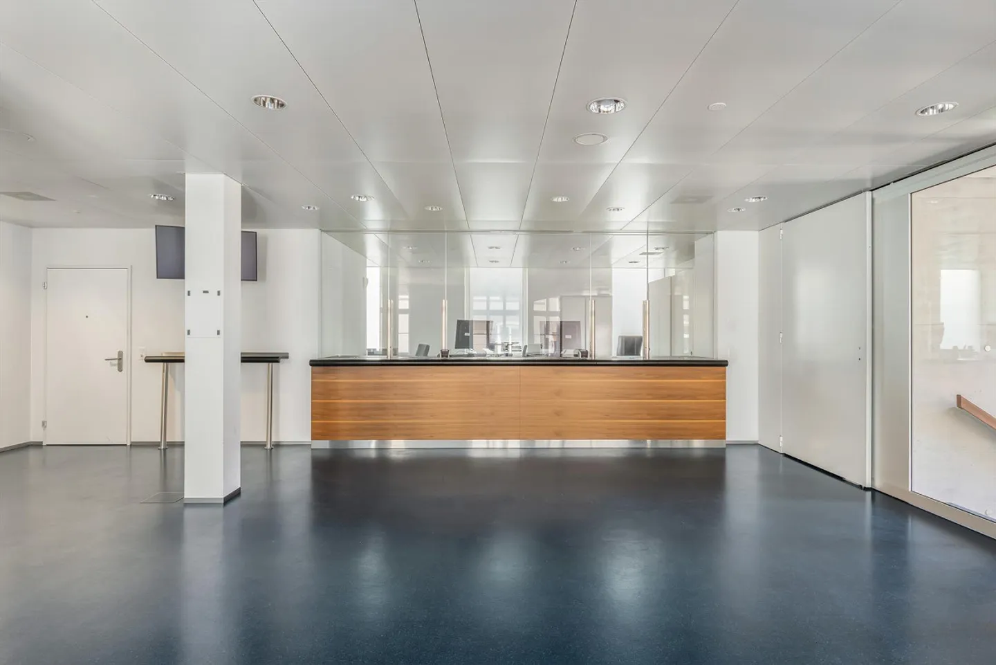 Espaces bancaires et de bureaux représentatifs - Photo 11 sur 15