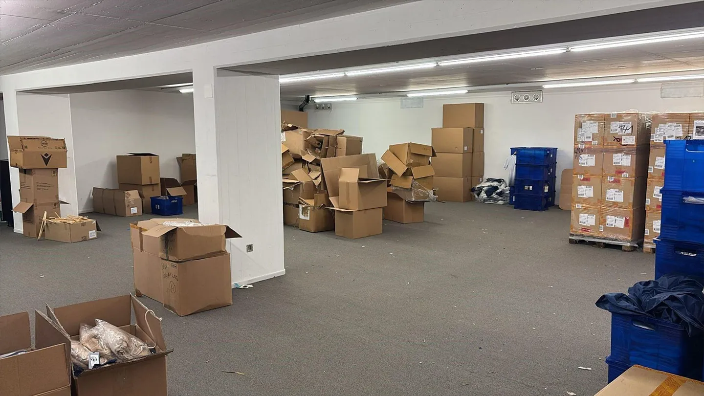 Large storage room in the basement of a commercial building near Stauffacher - Photo 2 of 5