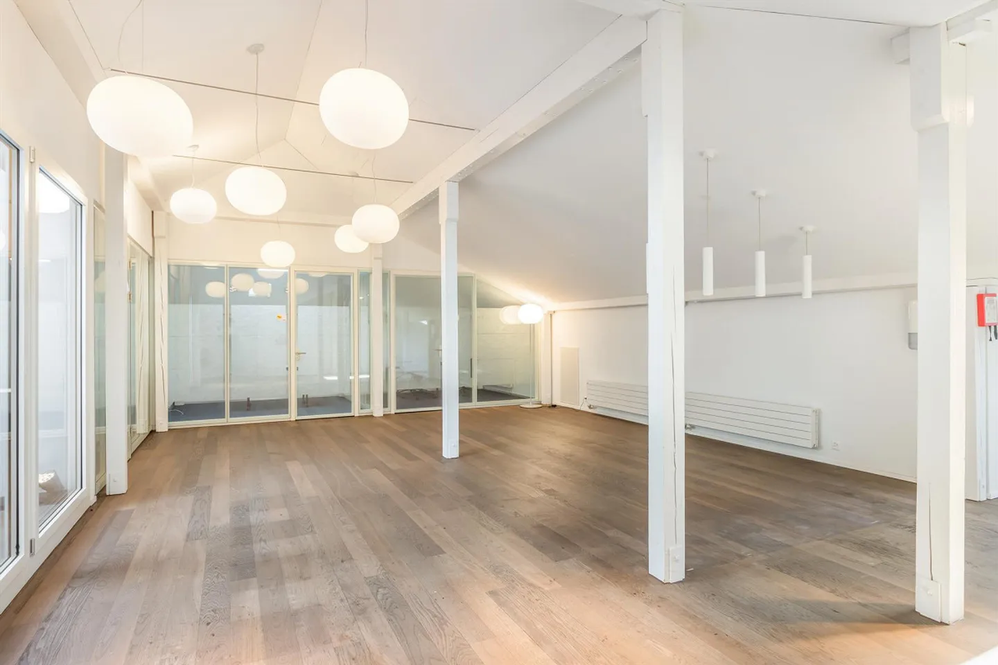 Espaces bancaires et de bureaux représentatifs - Photo 12 sur 15