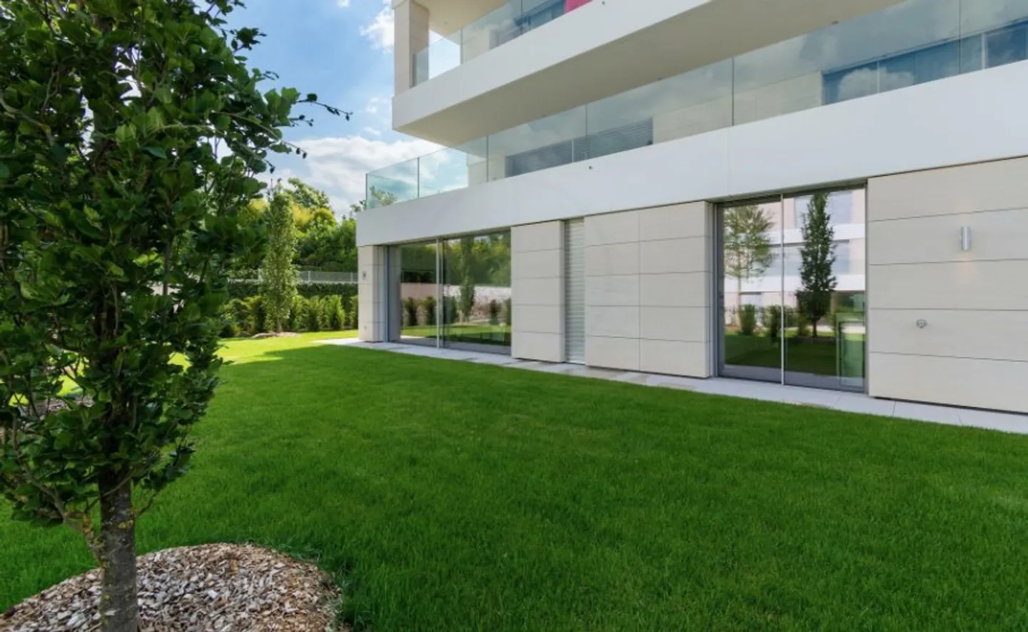 APARTMENT WITH TERRACE AND GARDEN IN COLOGNY - Photo 9 of 11