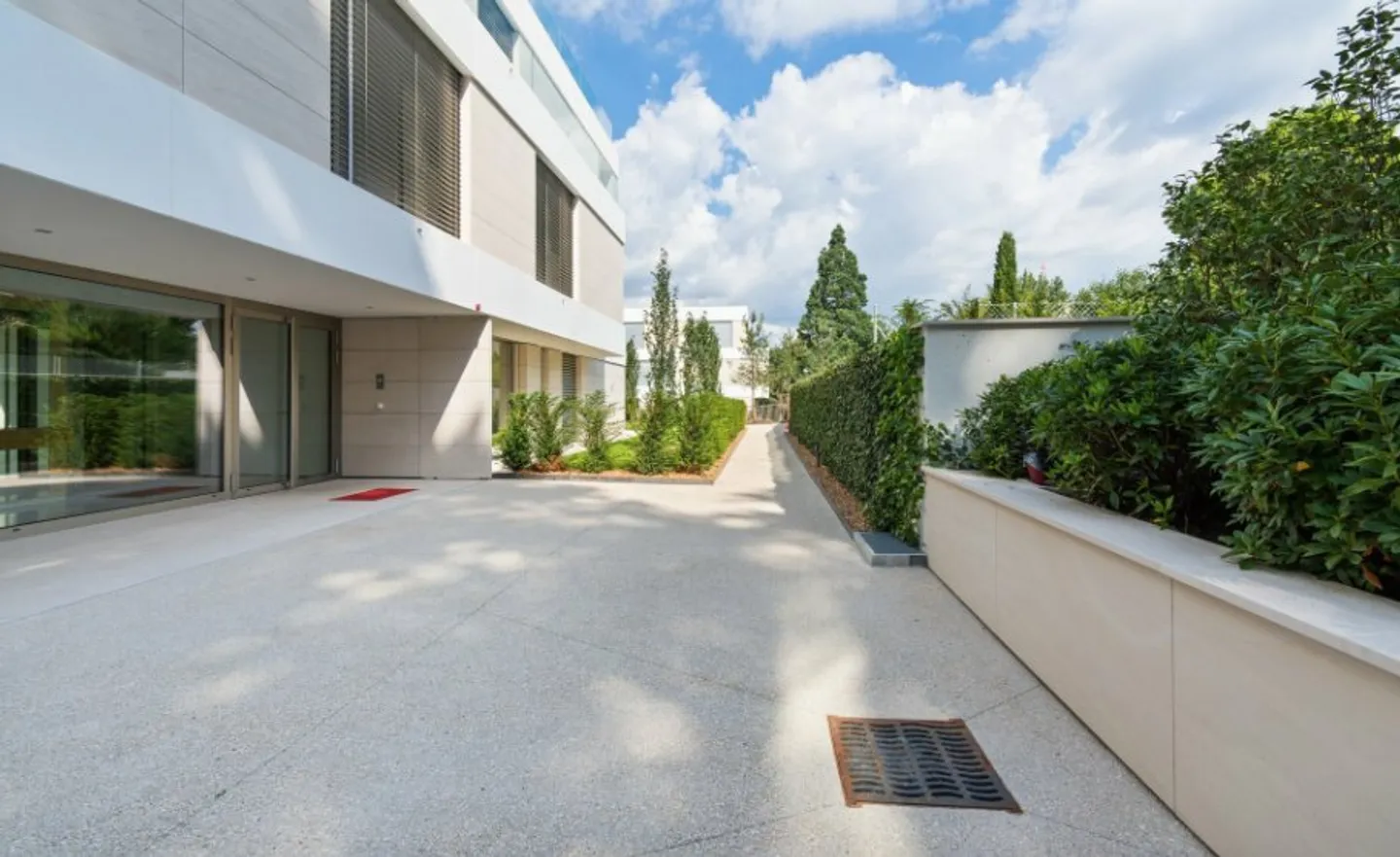 APARTMENT WITH TERRACE AND GARDEN IN COLOGNY - Photo 10 of 11