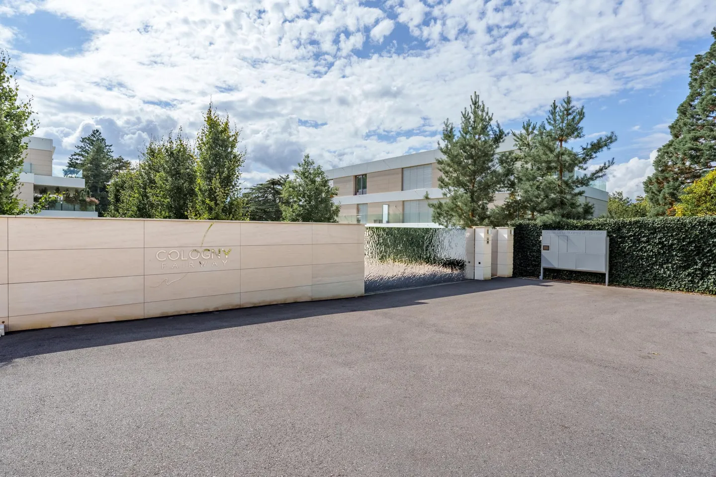 APARTMENT WITH TERRACE AND GARDEN IN COLOGNY - Photo 11 of 11