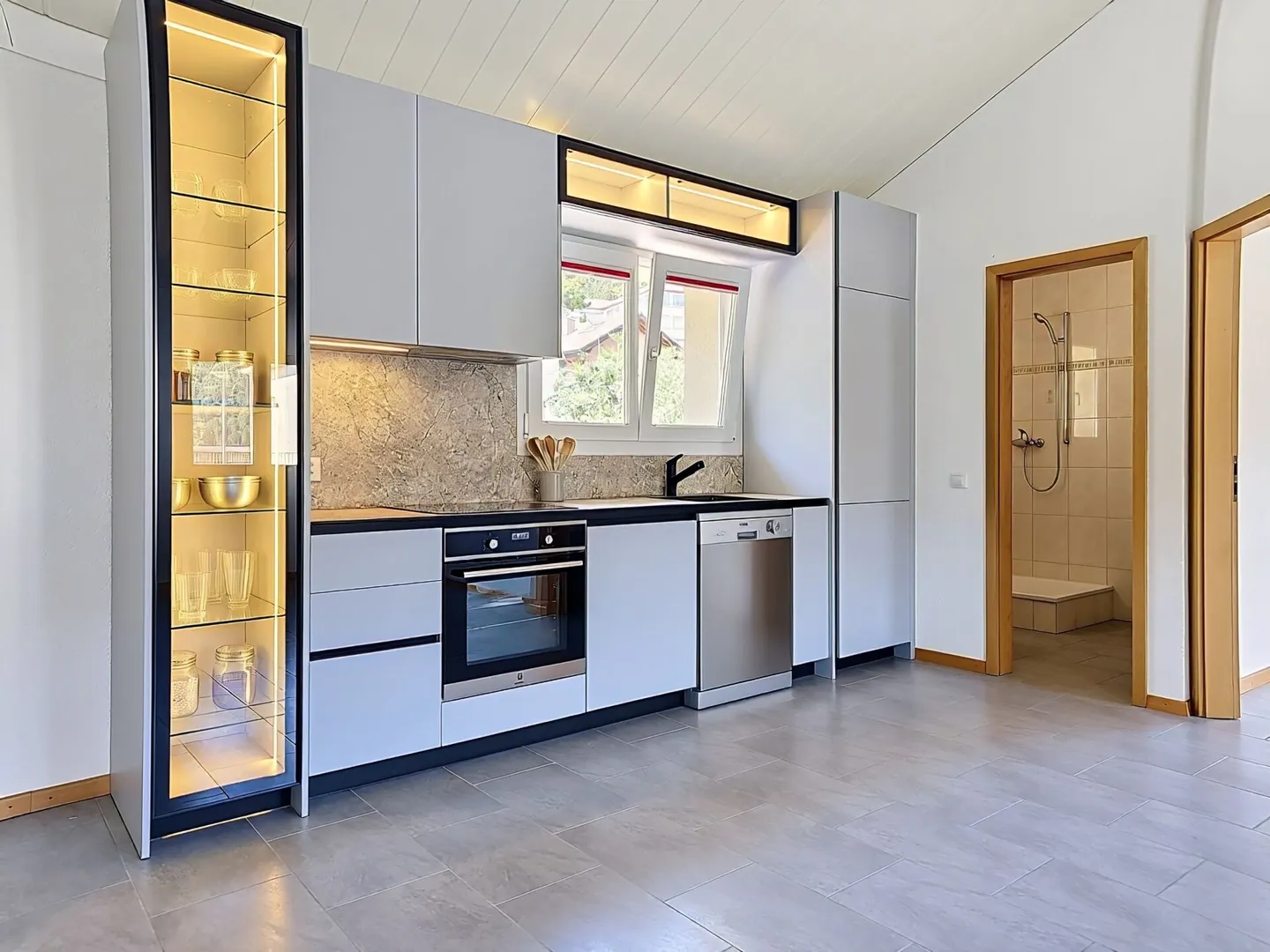 Magnificent fully renovated apartment close to the center - Photo 4 of 12